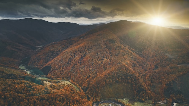 Luchtfoto van prachtige herfst berglandschap