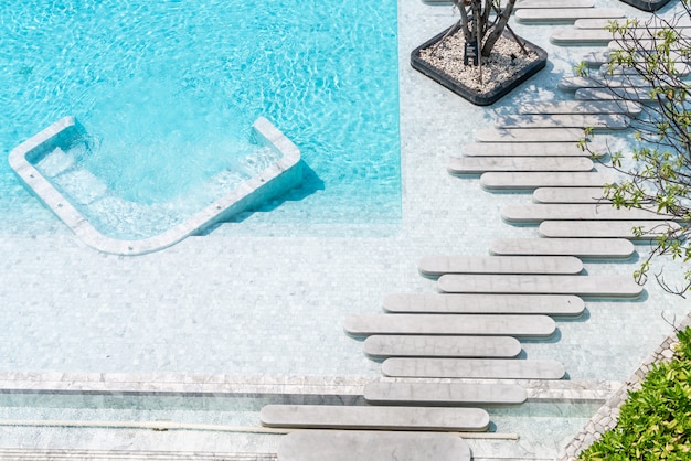 Luchtfoto van prachtige luxe hotel zwembad resort