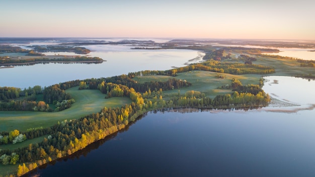 Luchtfoto van prachtige meren in de ochtend