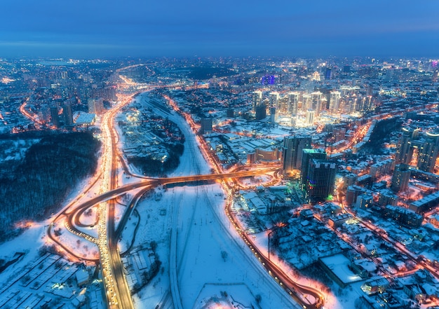 Luchtfoto van prachtige moderne stad op koude nacht in de winter