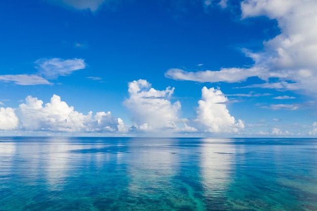 Foto luchtfoto van prachtige zee en lucht op het eiland ishigaki