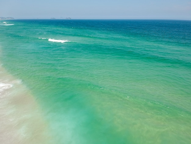 Luchtfoto van praia da reserva, barra da tijuca, rio de janeiro. reserva-strand. drone foto. zonnige dag.