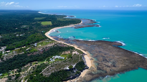 Luchtfoto van Praia do Espelho Porto Seguro Bahia Brazilië Natuurlijke poelen in de zeekliffen en groenachtig water