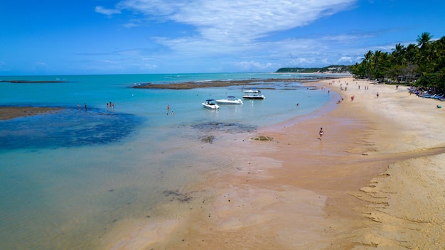 Luchtfoto van Praia do Espelho Porto Seguro Bahia Brazilië Natuurlijke poelen in de zeekliffen en groenachtig water