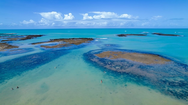 Luchtfoto van Praia do Espelho Porto Seguro Bahia Brazilië Natuurlijke poelen in de zeekliffen en groenachtig water