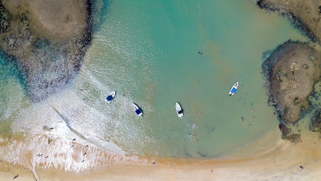 Luchtfoto van Praia do Espelho Porto Seguro Bahia Brazilië Natuurlijke poelen in de zeekliffen en groenachtig water
