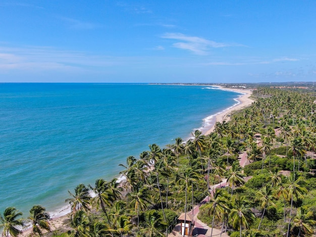 Luchtfoto van Praia Do Forte kustlijn stad met blauwe oceaan Bahia Brazilië tropische bestemming