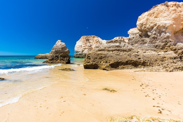 Luchtfoto van Praia dos Tres Irmaos strand Alvor Algarve Portugal