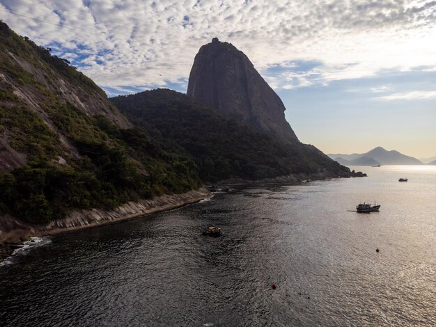 Luchtfoto van Praia Vermelha in de buurt van Urca in Rio de Janeiro Brazilië De heuvels van Pao de Acucar en Urca Zonnige dag met wat wolken bij dageraad Drone foto