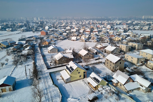 Luchtfoto van privéwoningen met besneeuwde daken in landelijke buitenwijken in de koude winter