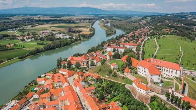 Luchtfoto van Ptuj kleine en mooie stad in Sloveina