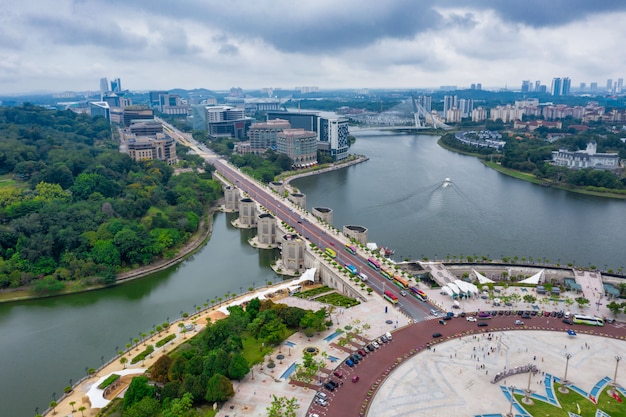 Luchtfoto van Putrajaya City Centre met meer bij zonsondergang in Putrajaya, Maleisië.