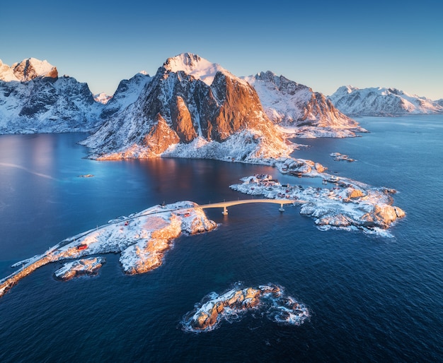 Luchtfoto van Reine en Hamnoy bij zonsopgang in de winter