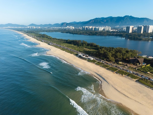 Luchtfoto van Reserva strand Marapendi lagune en autoverkeer op Lucio Costa avenue Barra da Tijuca en Recreio in Rio de Janeiro Brazilië Zonsopgang Zonnige dag Drone foto Praia da Reserva