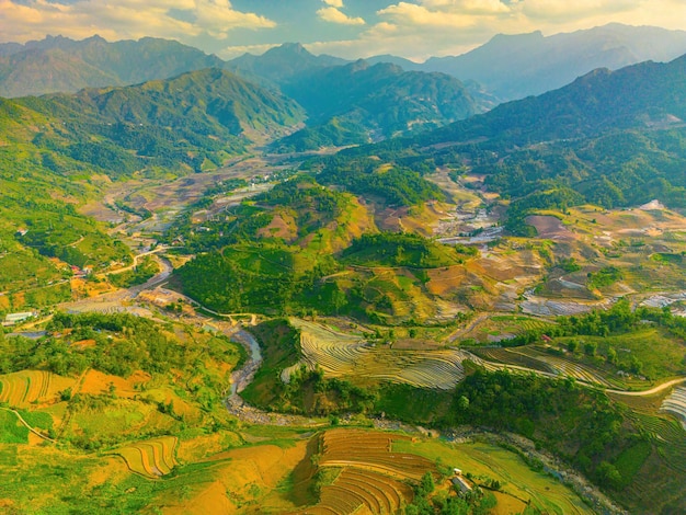 Foto luchtfoto van rijstterrassen in sang ma sao y ty lao cai provincie vietnam landschapspanorama van vietnam terrasvormige rijstvelden van sang ma sao spectaculaire rijstvelden gestikte panoramafoto