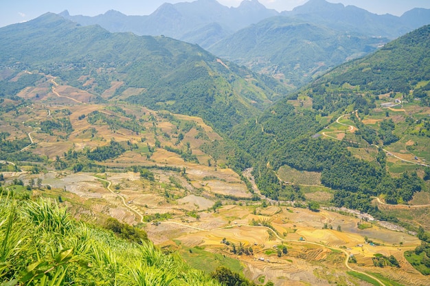 Luchtfoto van rijstterrassen in Thien Sinh-vallei Y Ty Lao Cai-provincie Vietnam Landschapspanorama van Vietnam terrasvormige rijstvelden van Thien Sinh Spectaculaire rijstvelden Gestikte panoramafoto