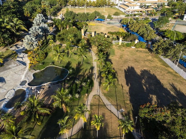 Luchtfoto van Rio 2 park in Rio de Janeiro Brazilië Residentiële gebouwen en bergen rond zonnige dag Zonsondergang Drone foto