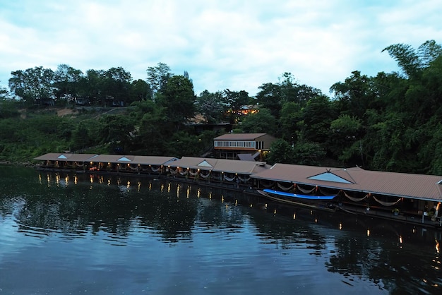 Luchtfoto van River Kwai en drijvende huizen in de provincie Kanchanaburi, Thailand