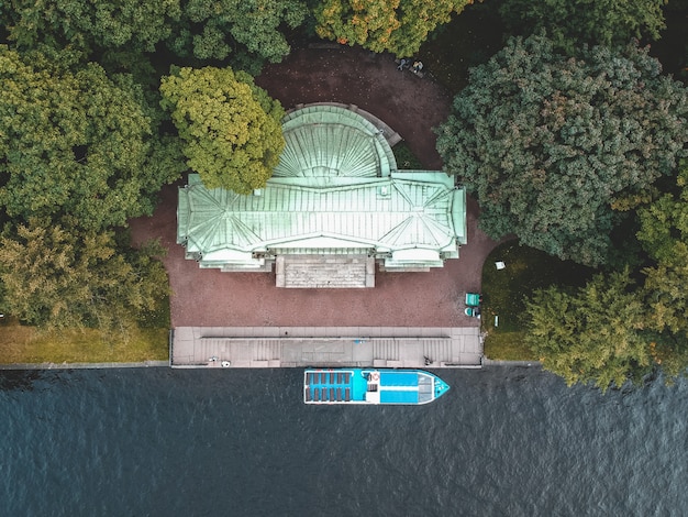 Luchtfoto van rivierschip, Moika-rivier, Mikhailovsky-park, St. Petersburg, Rusland