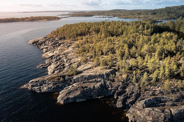 Luchtfoto van rotsachtig eiland met grillige kustlijn begroeid met schaarse bomen karelië, rusland