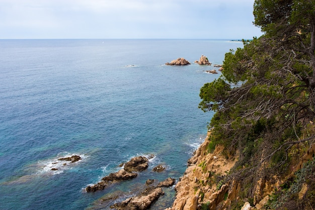 Luchtfoto van rotsachtige klif en transparant zeewater in Spanje