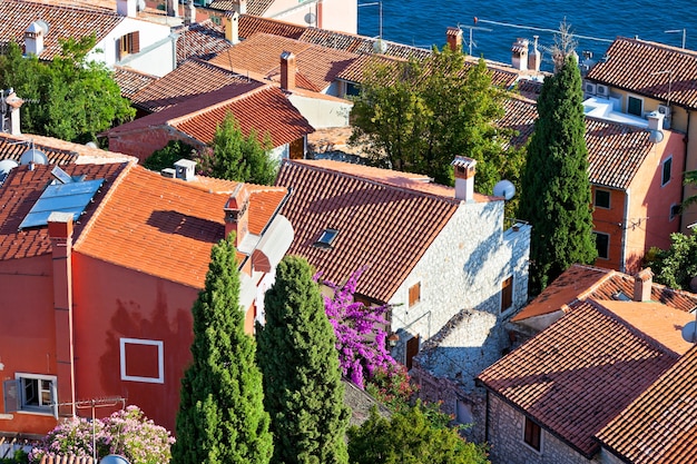 Luchtfoto van Rovinj Belfort, Kroatië. Heldere zomerdag