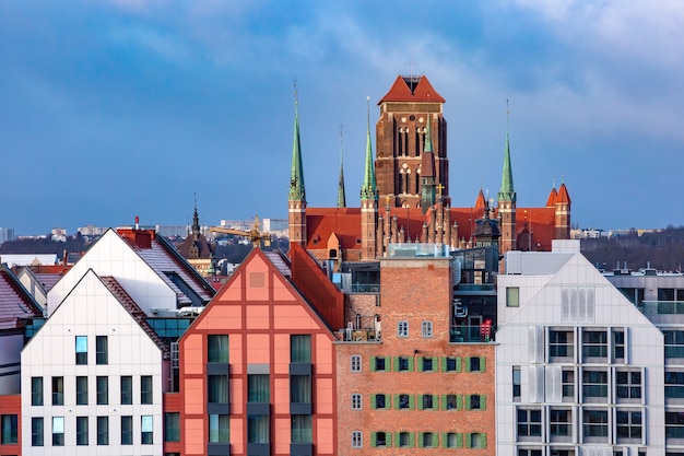 Luchtfoto van Saint Mary Church in de oude binnenstad van Gdansk