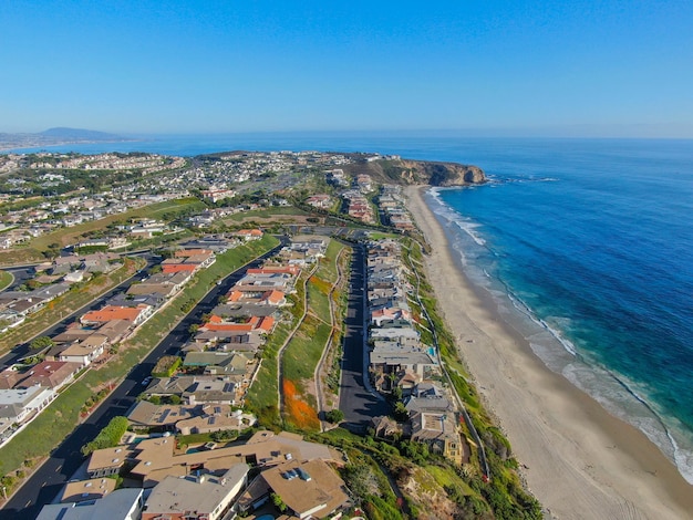 Luchtfoto van Salt Creek en Monarch beach kustlijn Kleine wijk in Orange County