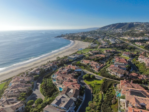 Luchtfoto van Salt Creek en Monarch beach kustlijn Kleine wijk in Orange County