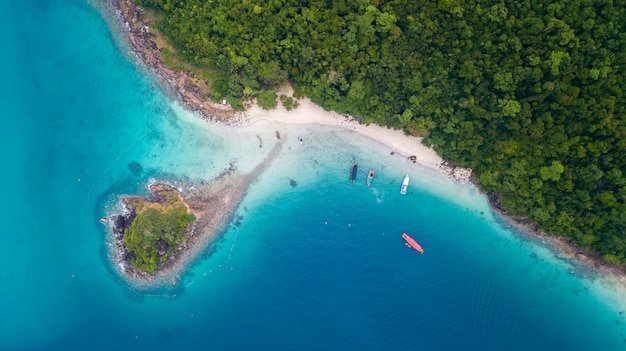 Luchtfoto van San Chao Beach op Koh Rang in het nationaal park van Koh Chang