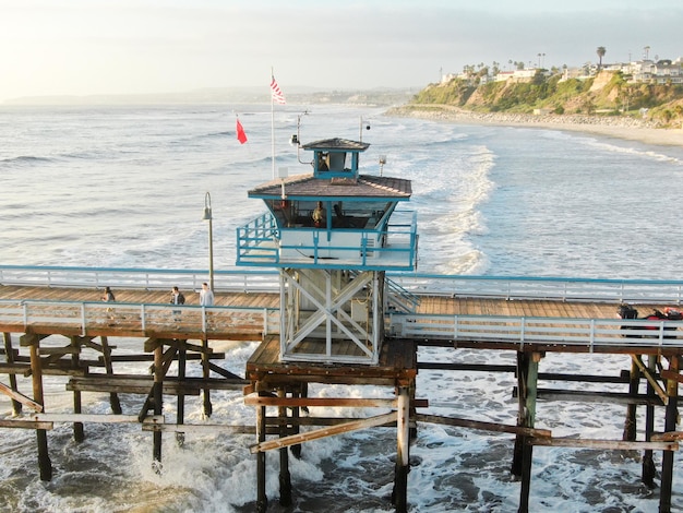 Luchtfoto van San Clemente Pier met badmeestertoren voor surfer