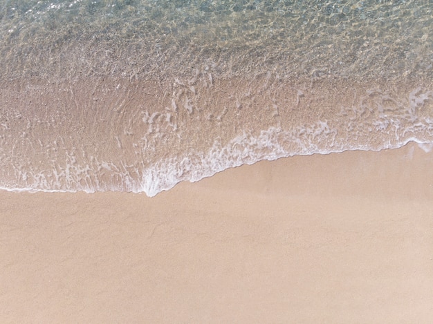 Luchtfoto van Sandy Beach en Vlue Sea met Wave