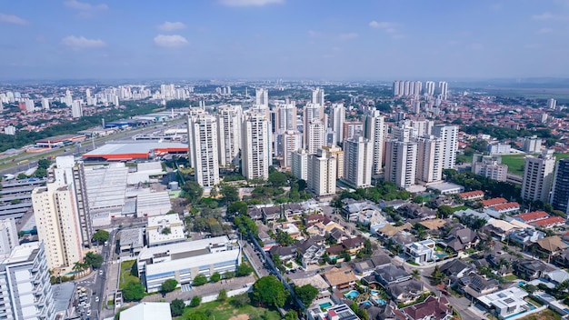 Luchtfoto van Sao Jose dos Campos Sao Paulo Brazilië Ulysses Guimaraes Square met woongebouwen op de achtergrond