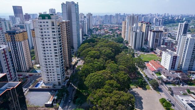 Luchtfoto van Sao Jose dos Campos Sao Paulo Brazilië Ulysses Guimaraes Square met woongebouwen op de achtergrond