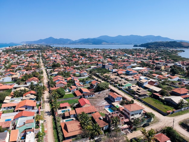 Luchtfoto van Saquarema en ItaÃƒÂºna strand in Rio de Janeiro. Beroemd om de golven en de kerk op de top van de heuvel. Zonnige dag. drone foto.