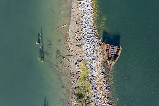 Luchtfoto van scheepswrakken in de buurt van Royston op Vancouver Island Canada