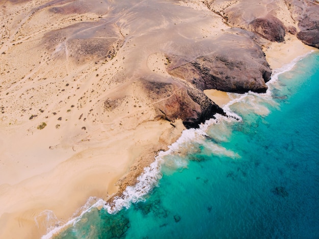 Luchtfoto van schoon zandstrand aan de oceaan