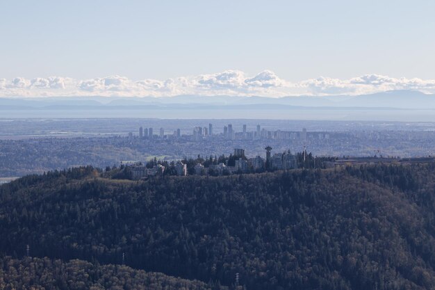 Luchtfoto van SFU op Burnaby Mountain