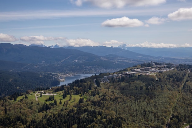 Luchtfoto van SFU op Burnaby Mountain