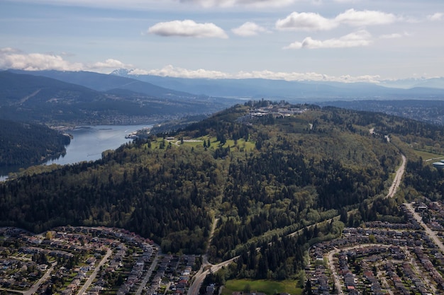 Luchtfoto van SFU op Burnaby Mountain