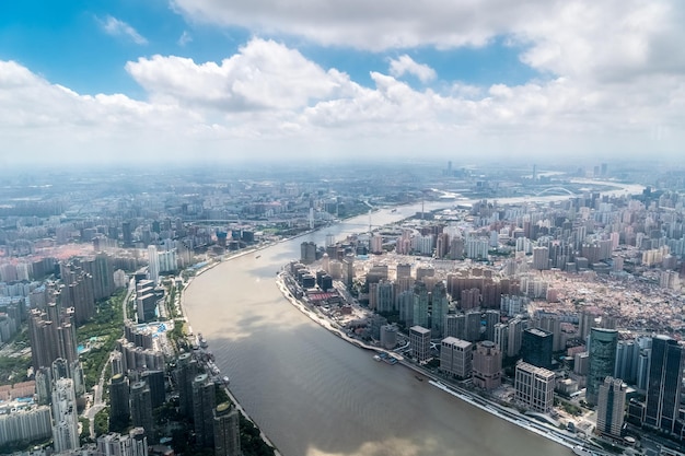 Luchtfoto van shanghai stadsgezicht kronkelende huangpu rivier door de stad