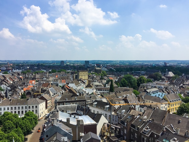 Luchtfoto van sint janskerk toren stjohn kerk op het stadsbeeld van maastricht nederland