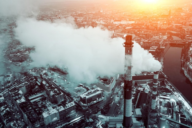 Luchtfoto van smog over de stad rokende schoorstenen van een thermische elektriciteitscentrale en een panorama van de stad Wroclaw Polen