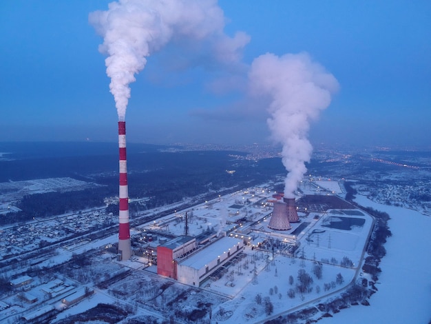 Luchtfoto van smogvervuiling door grote stadsfabriek 's nachts. wintertijd.