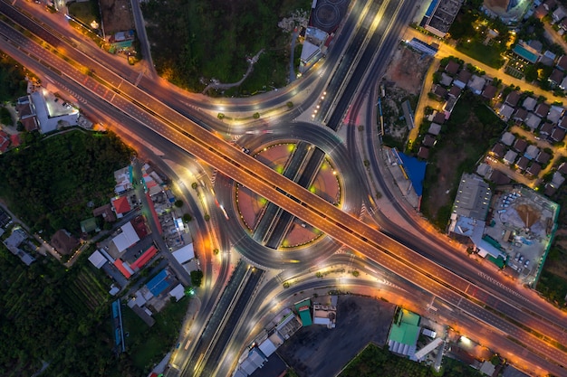 Luchtfoto van snelweg kruispunten Bovenaanzicht van stedelijke stad, Bangkok in de nacht, Thailand.