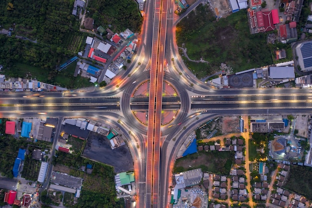 Luchtfoto van snelweg kruispunten Bovenaanzicht van stedelijke stad, Bangkok in de nacht, Thailand.