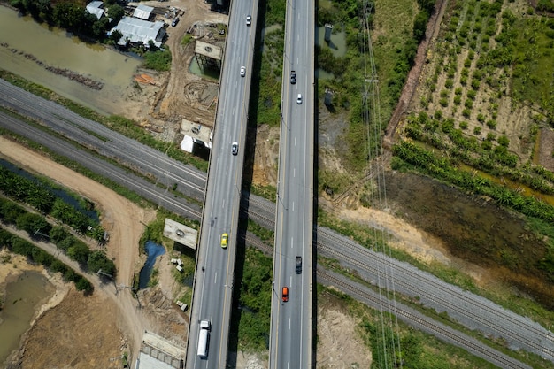 Luchtfoto van snelweg met auto weg bovenaanzicht transport