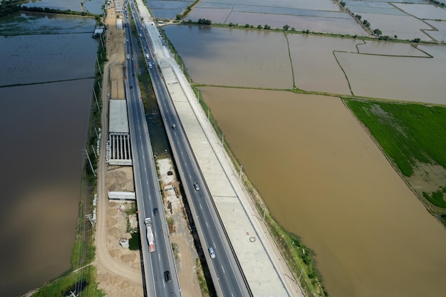 Luchtfoto van snelweg met auto weg bovenaanzicht transport