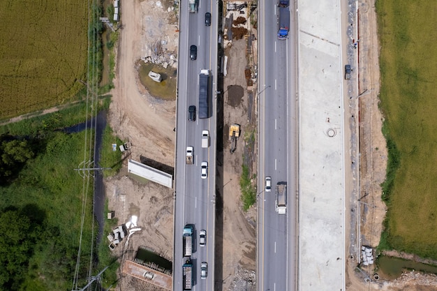 Luchtfoto van snelweg met auto weg bovenaanzicht transport