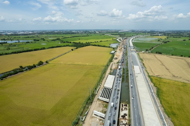 Luchtfoto van snelweg met auto weg bovenaanzicht transport